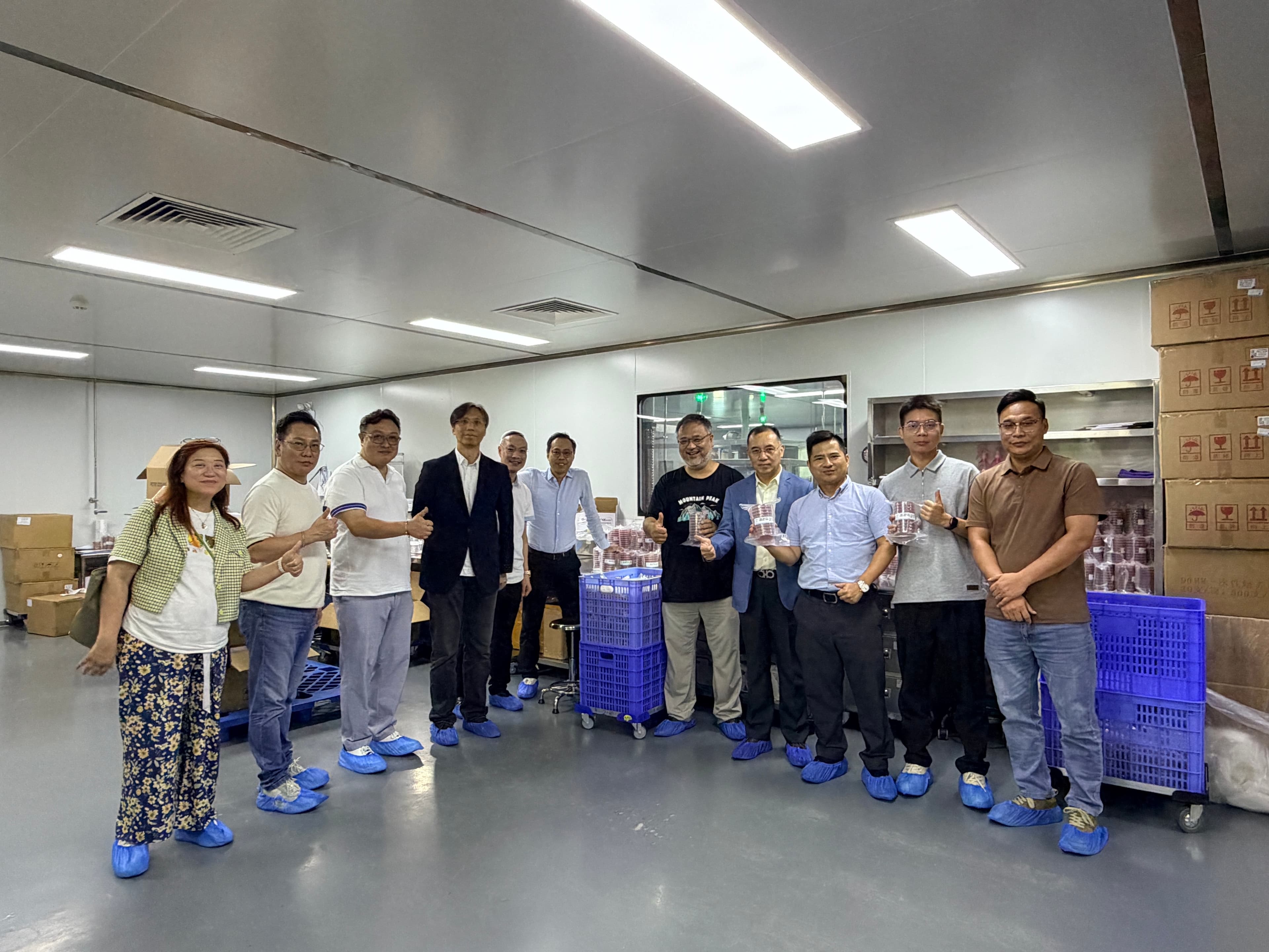 香港公司专业服务联会在2026年6月26日至27日开展两日一夜的「湾区聚商」6月江门投资考察团。
行程对接江门市投资促进局投资中心,解读最新招商政策与产业布局;实地走访嘉能再收资源回收基地、港资企业江门市创盛科技有限公司,深度参研环保资源、生物检测赛道的产业机会。
同时走进新会小鸟天堂、梁启超故居、新会陈皮村,领略江门人文风貌与特色产业底蕴。