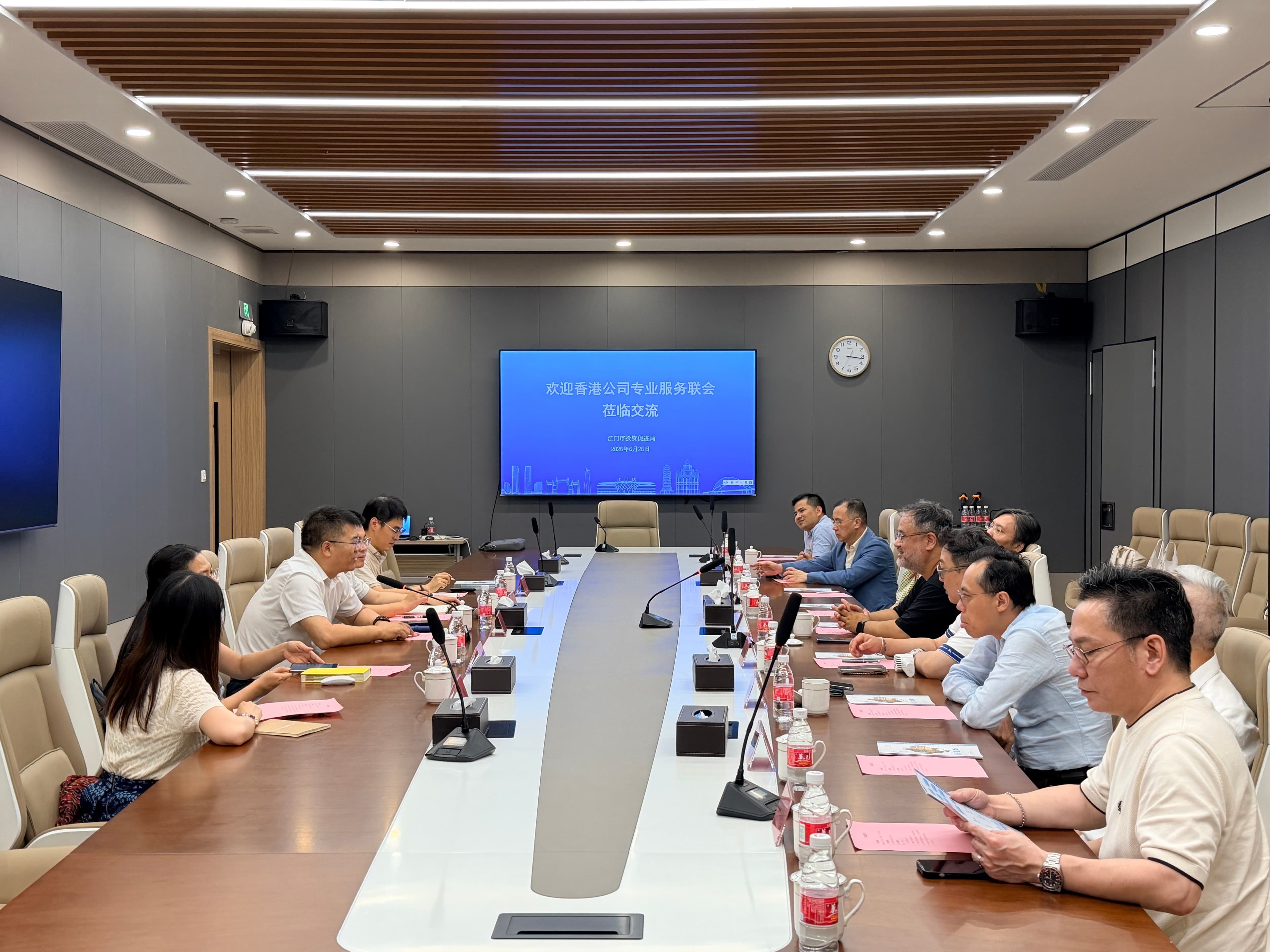 香港公司专业服务联会在2026年6月26日至27日开展两日一夜的「湾区聚商」6月江门投资考察团。
行程对接江门市投资促进局投资中心,解读最新招商政策与产业布局;实地走访嘉能再收资源回收基地、港资企业江门市创盛科技有限公司,深度参研环保资源、生物检测赛道的产业机会。
同时走进新会小鸟天堂、梁启超故居、新会陈皮村,领略江门人文风貌与特色产业底蕴。