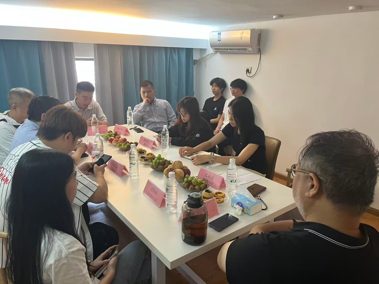 长华商务顾问(广州)有限公司正式开业!伴随首次股东大会的圆满举行,我们将以全新的面貌,全面投入商务咨询服务。
作为深耕行业的专业团队,我们专注于为客户提供战略规划、业务梳理及合规咨询等多维度的专业服务。秉持诚信、专业与卓越的原则,我们助力企业在瞬息万变的全球市场中稳健前行。期待与您建立长期伙伴关系,共同创造更大价值。