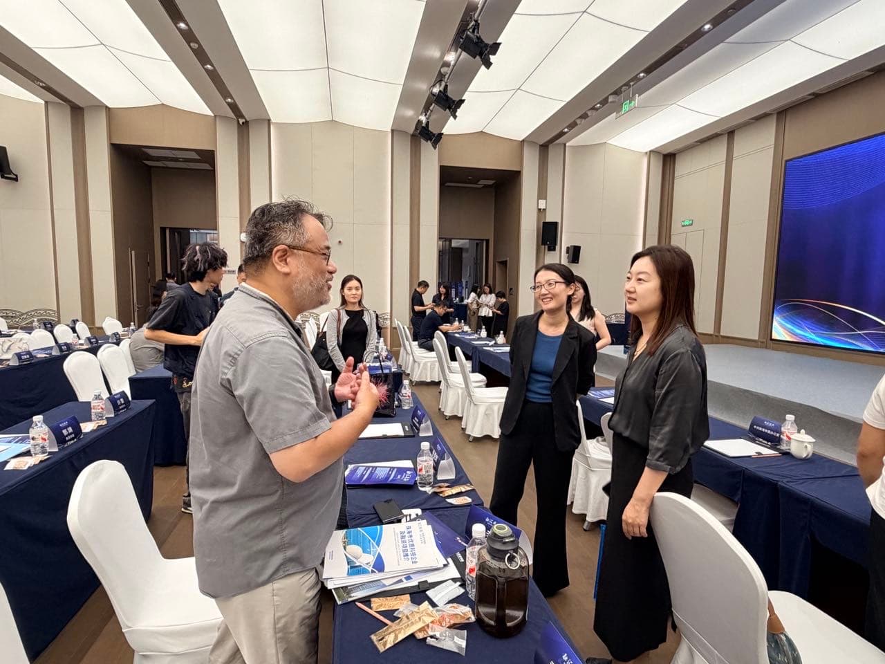 近日,我司受邀参加由珠海市跨境信用和投融资协会承办的高新区“融汇珠海”投融资对接会,与珠海市内优秀科技企业代表、行业专业机构齐聚一堂,共探产业融合发展路径,共筑投融资合作生态。
本次会议以赋能科技企业成长、推动产业资本对接为主题,汇聚了人工智能、高端制造等多个战略性新兴产业领域的优质企业代表开展项目路演。各参会企业围绕核心技术成果、产品应用场景、市场发展规划及融资需求等内容进行了全方位展示,集中体现了珠海科创企业扎实的技术底蕴、清晰的成长路径与强劲的发展活力。路演环节干货满满、亮点纷呈,现场交流氛围浓厚,为资本端、产业端与服务端搭建了高效对接的交流平台。
参会期间,我司代表全程深度参与会议交流,认真观摩各企业路演分享,与多位科技企业家展开务实沟通,深入了解珠海科创产业的发展布局与企业实际诉求,在企业跨境投融资合规、海外市场拓展配套服务等领域收获了诸多新思路与新启发。